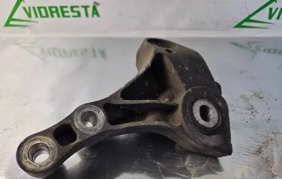 Engine mounting bracket