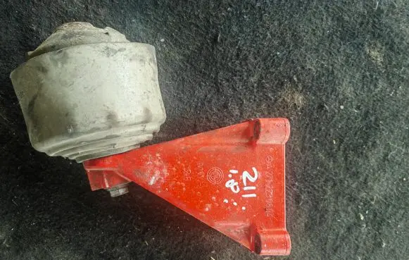 Mercedes-Benz E W211 Engine mounting bracket A2712230804
