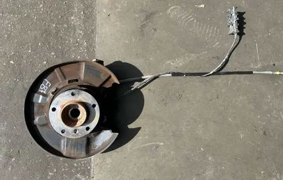 Rear wheel hub spindle/knuckle