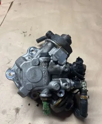 Volvo V40 Fuel injection high pressure pump 31372081 0445010681