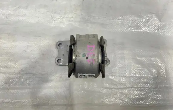 Land Rover Defender Engine mount bracket JPLA6068AB