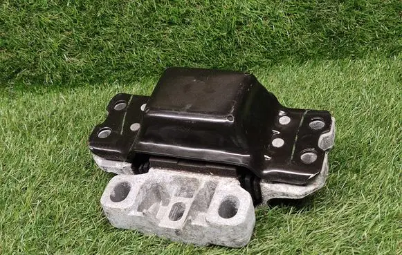 Volkswagen Jetta VI Engine mount bracket 1K0199555