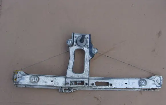 Rear door manual window regulator