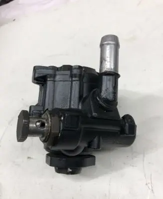 Volkswagen Caddy Power steering pump 200302343