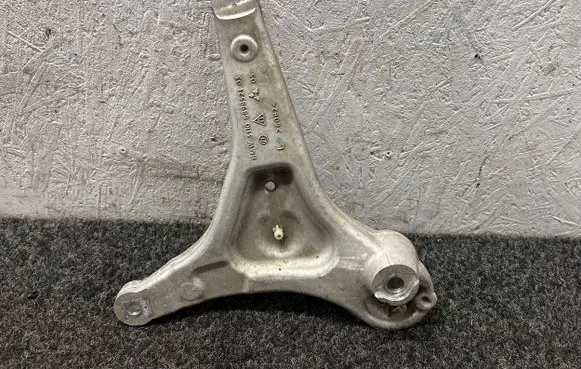 BMW i5 G60 Front shock absorber mounting bracket 6898521 31106898521