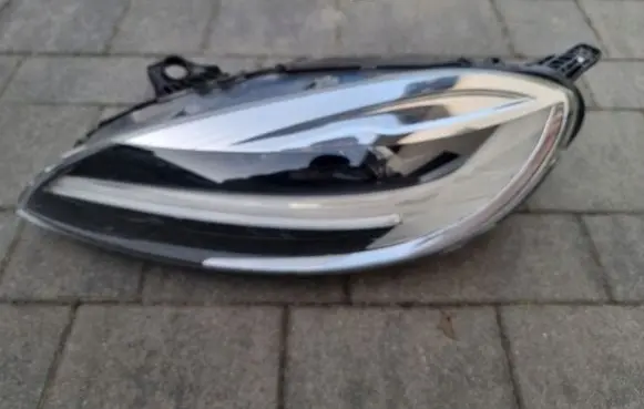 Volvo V40 Headlight/headlamp 31677018