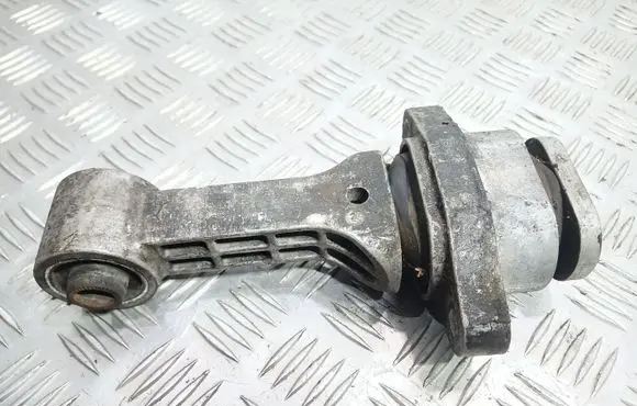 Hyundai i20 (PB PBT) Engine mount bracket