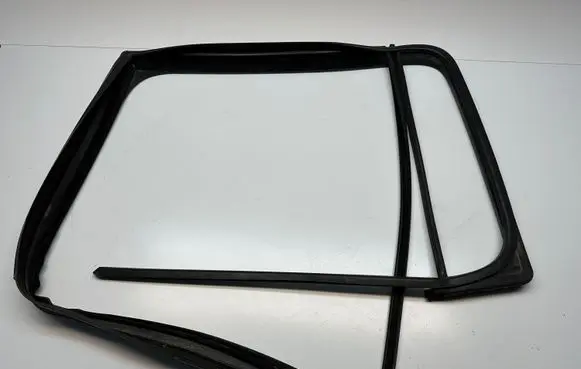 Volkswagen Amarok Rubber seal rear door window/glass 