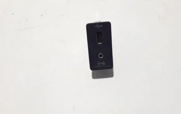 Volkswagen Amarok USB socket connector 5G0035222E