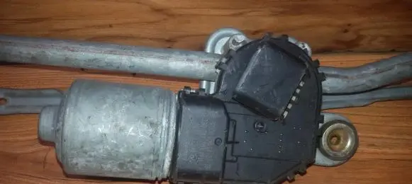 Ford Mondeo Mk III Wiper motor 0390241703 nenustayta