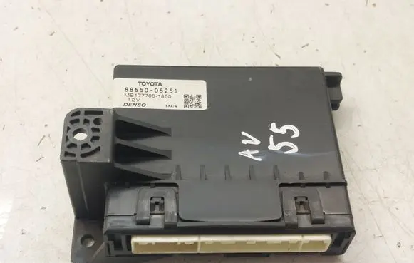 Toyota Avensis T270 Air conditioning/heating control unit 8865005251 MB1777001850