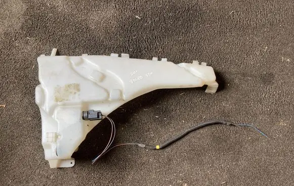 Volvo V50 Windshield washer fluid reservoir/tank 4N5113K163AE 4N5113K163BE 31253149