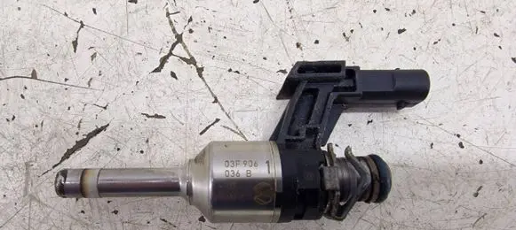 Volkswagen Golf VI Fuel injector 03F906036B