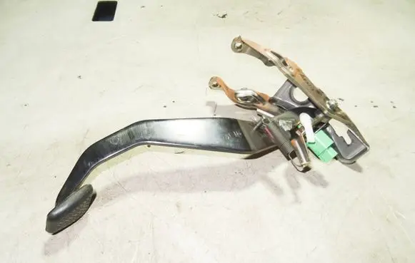 Toyota Avensis T270 Brake pedal