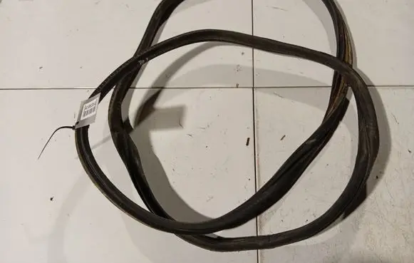 Toyota Aygo AB10 Trunk rubber seal (body) 