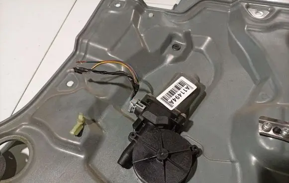 Nissan Primera Front door window regulator motor