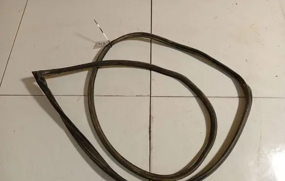 Mazda 323 Rubber seal front coupe door 