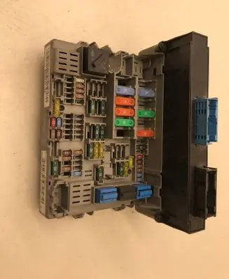 BMW 1 E81 E87 Fuse module 690661303 40420371 6906613