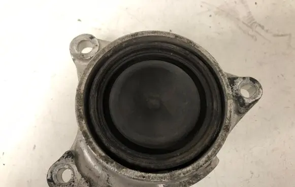 Honda FR-V Engine mount bracket