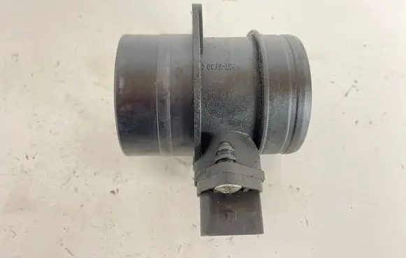 Volkswagen PASSAT B6 Mass air flow meter 074906461