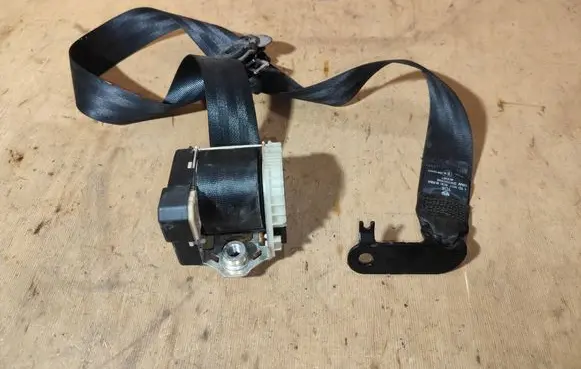 Volkswagen Touran I Rear seatbelt 1T0857806B