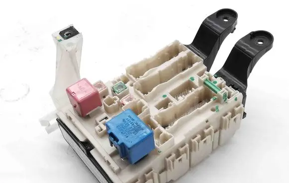 Toyota Avensis T270 Central body control module 8273005140C