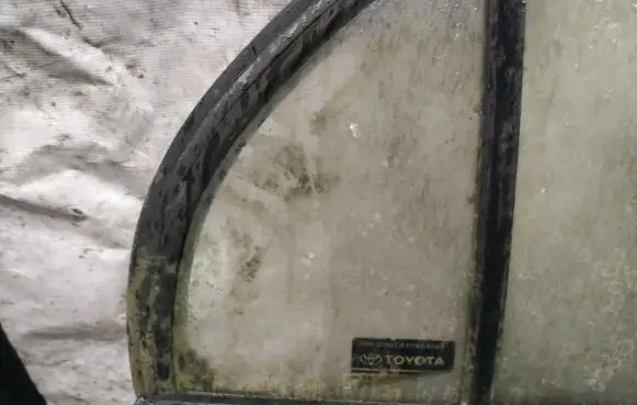 Toyota Carina T190 Rear vent window glass 
