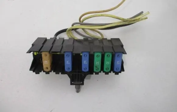 Peugeot 207 Fuse module 96AP024180