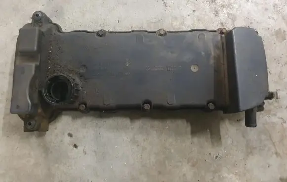 Volkswagen Golf III Rocker cam cover 021103475G