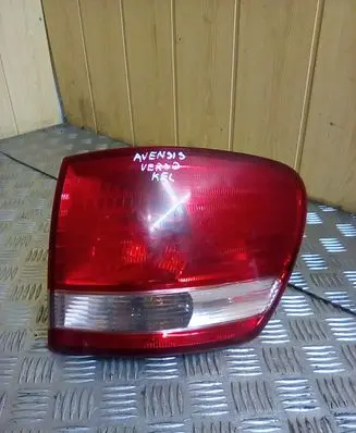 Toyota Avensis Verso Rear/tail lights 7652