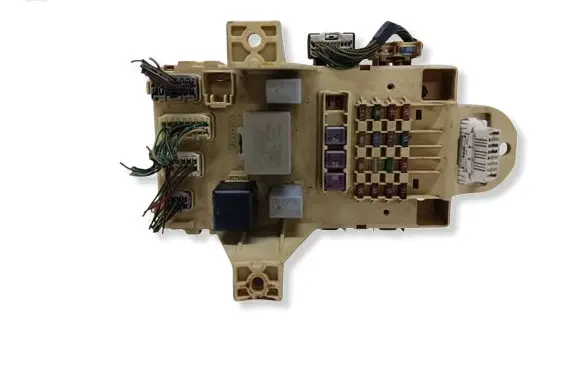 Toyota Yaris Fuse module 827300D020 115752180202