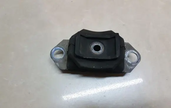 Nissan Qashqai Engine mount bracket