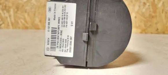 Mercedes-Benz S W221 Central locking vacuum pump 0132006387