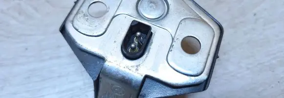 BMW 5 E39 Rear door lock loop/hook striker 8176350