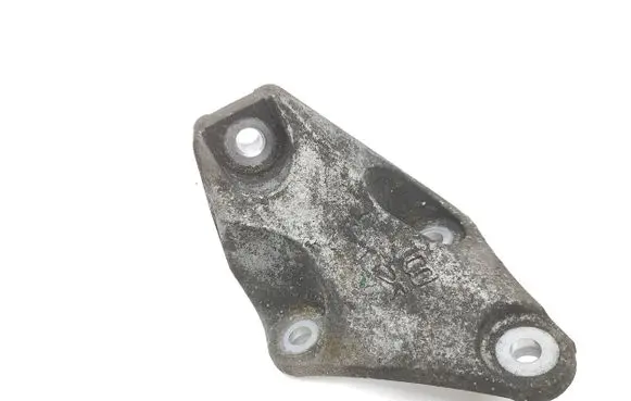 Toyota RAV 4 (XA50) Engine mounting bracket