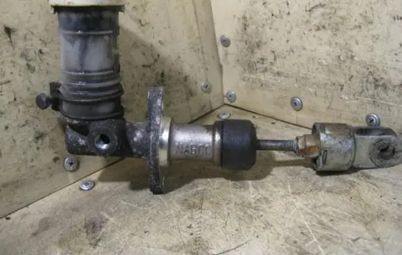 Mitsubishi Pajero Sport I Clutch master cylinder NABCO