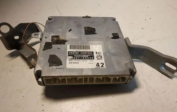Toyota Avensis T220 Engine control unit/module 8966105420
