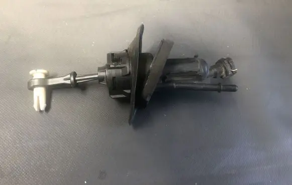 Ford S-MAX Clutch master cylinder 6G917A543AC