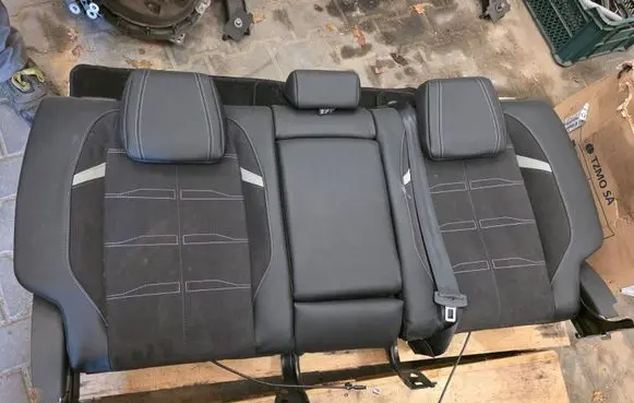 Opel Astra L Second row seats 
