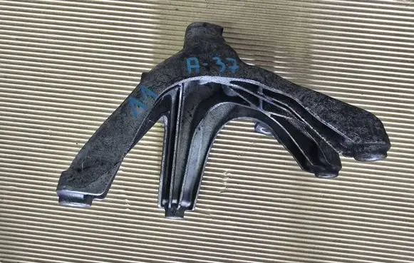 Volkswagen PASSAT B7 Engine mounting bracket 08K199308CA