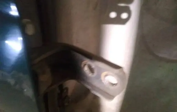 Toyota Avensis T220 Front door upper hinge