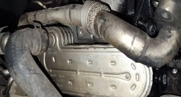 Volkswagen Touran I EGR valve cooler 038131513AD