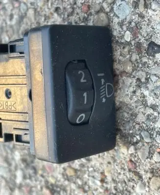 Toyota Prius+ (ZVW40) Headlight level height control switch