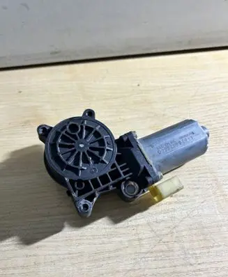 BMW 3 E46 Front door window regulator motor 0130821717