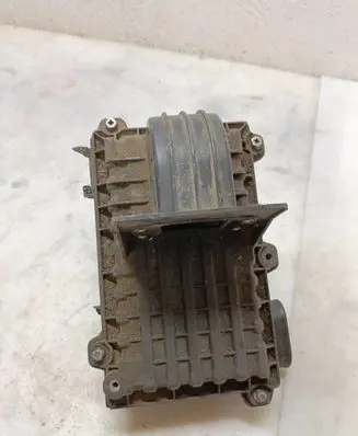 Mazda 323 Air filter box B6S7