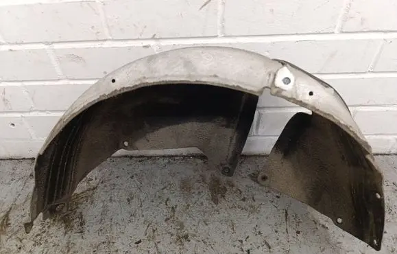 Rear arch fender liner splash guards