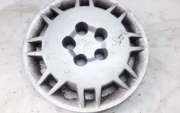 Mitsubishi Space Wagon R15 wheel hub/cap/trim MR316166