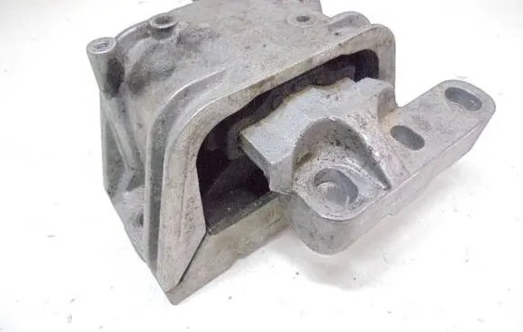 Skoda Octavia Mk2 (1Z) Engine mounting bracket