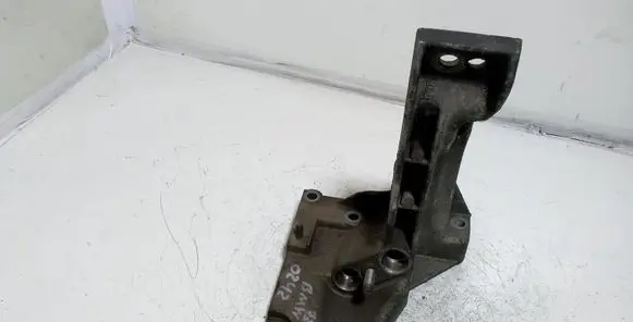 BMW 7 E38 Engine mounting bracket