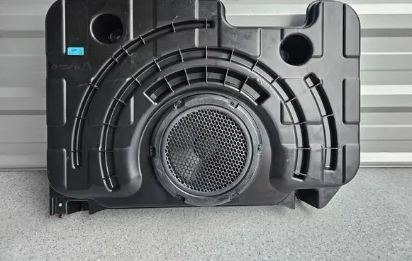 Maserati Levante Subwoofer speaker 0670100016
